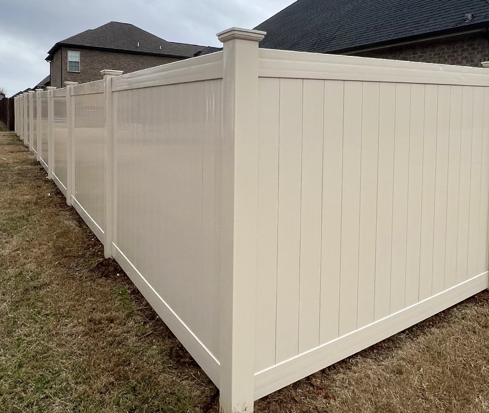 Photo of a Huntsville, AL vinyl fence.